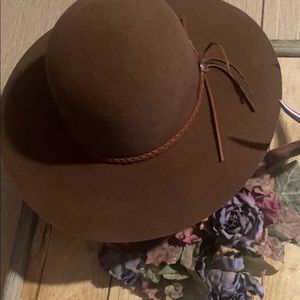Charlie 1 Horse floppy hat. Size small. Wore maybe 2-3X. Excellent condition.